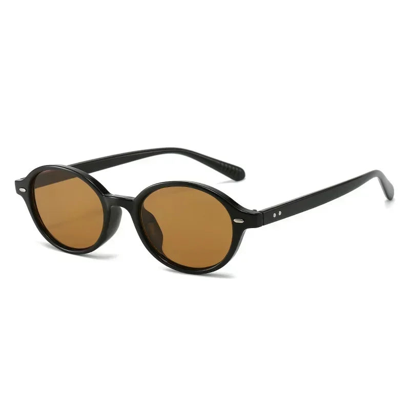 Small oval sunglasses with a classic design, suitable for men and women.
نظارات شمسية  بتصميم كلاسيكي، مناسبة للرجال والنساء
