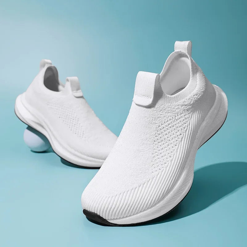 Men's wide-toe running shoes suitable for outdoor use, made of breathable mesh with a non-slip rubber sole, comfortable for both men and women.