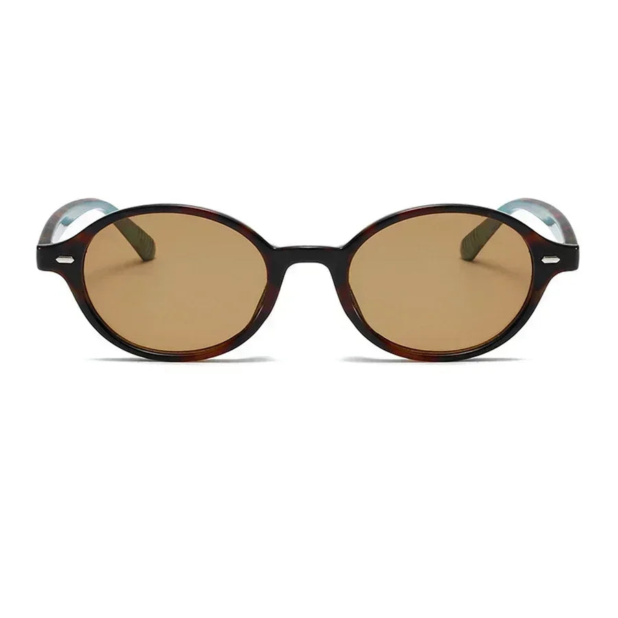 Small oval sunglasses with a classic design, suitable for men and women.
نظارات شمسية  بتصميم كلاسيكي، مناسبة للرجال والنساء