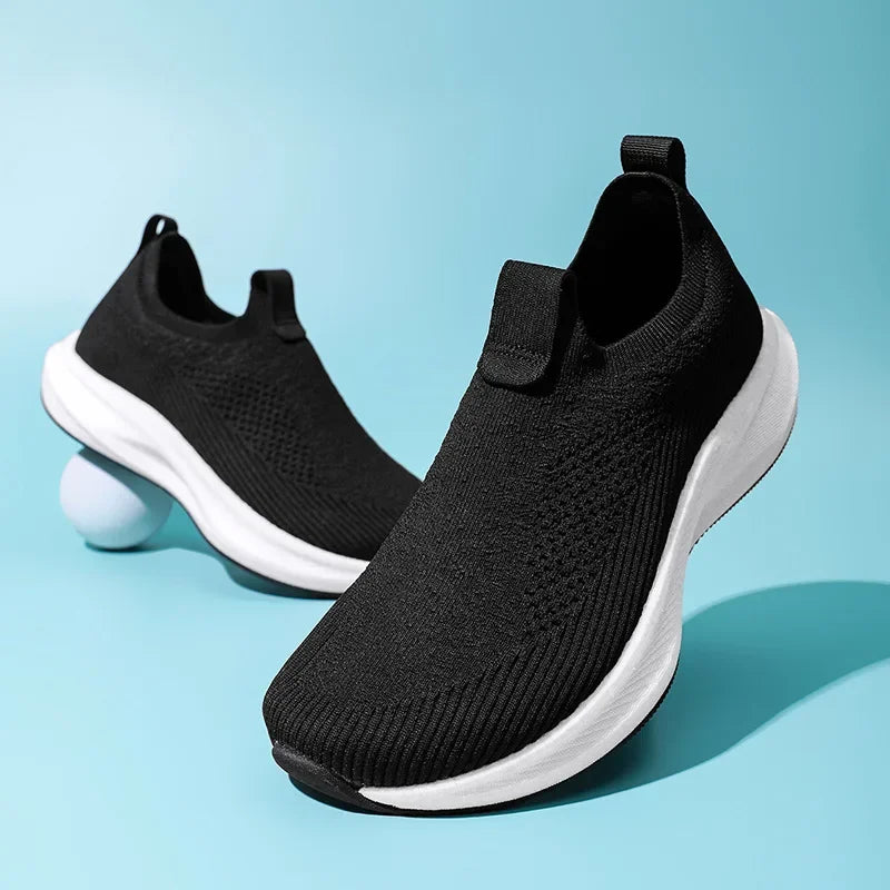 Men's wide-toe running shoes suitable for outdoor use, made of breathable mesh with a non-slip rubber sole, comfortable for both men and women.