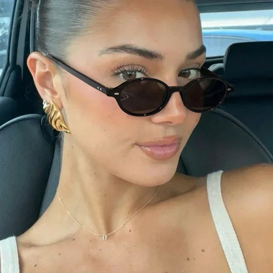 Small oval sunglasses with a classic design, suitable for men and women.
نظارات شمسية  بتصميم كلاسيكي، مناسبة للرجال والنساء