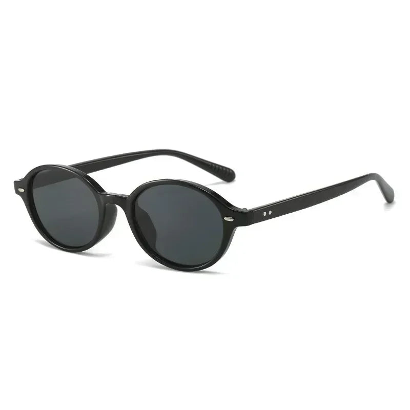 Small oval sunglasses with a classic design, suitable for men and women.
نظارات شمسية  بتصميم كلاسيكي، مناسبة للرجال والنساء