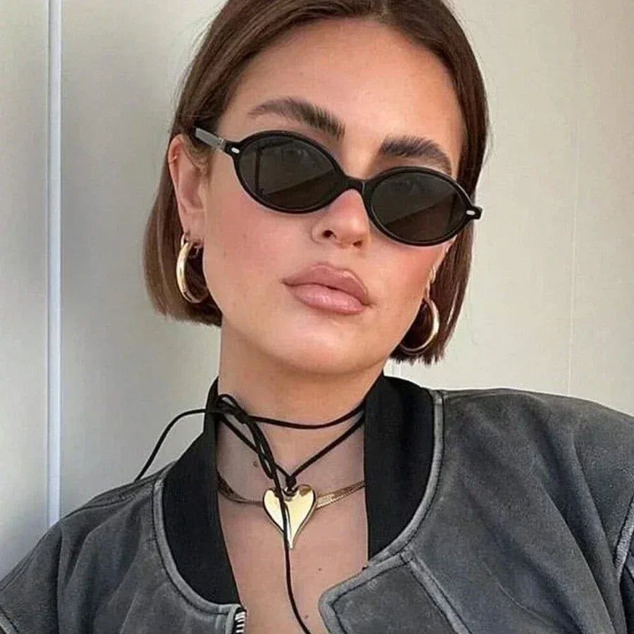 Small oval sunglasses with a classic design, suitable for men and women.
نظارات شمسية  بتصميم كلاسيكي، مناسبة للرجال والنساء