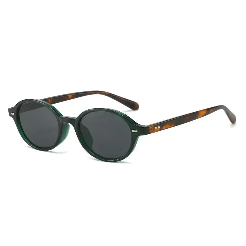 Small oval sunglasses with a classic design, suitable for men and women.
نظارات شمسية  بتصميم كلاسيكي، مناسبة للرجال والنساء